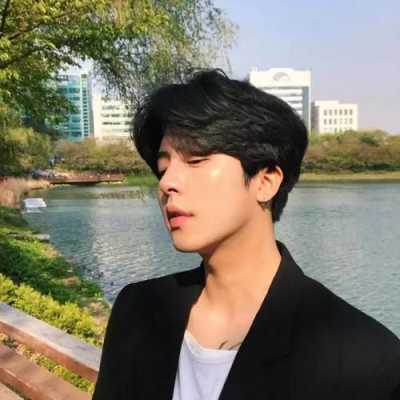中发圆脸适合什么发型（中发圆脸适合什么发型男）