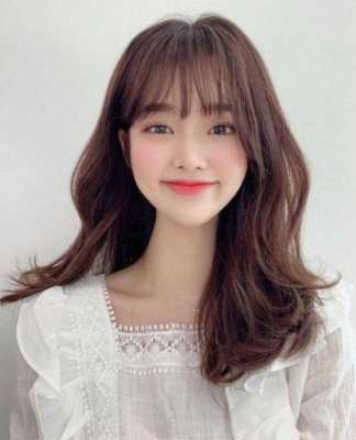 圆脸适合什么发型好看（圆脸形的人适合什么发型）