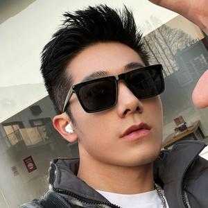 圆脸男士适合什么墨镜（圆脸男士适合什么墨镜好看）