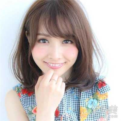 头发怎么梳显年轻又有气质,什么发型显年轻女图片