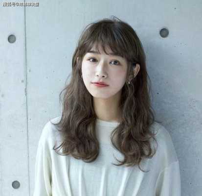 脸蛋小适合什么发型（脸蛋小适合什么发型女）