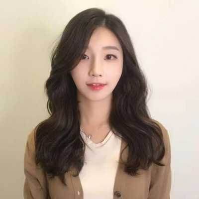 圆形大脸适合什么刘海（脸盘圆眼睛大鼻子不太高适合什么刘海）