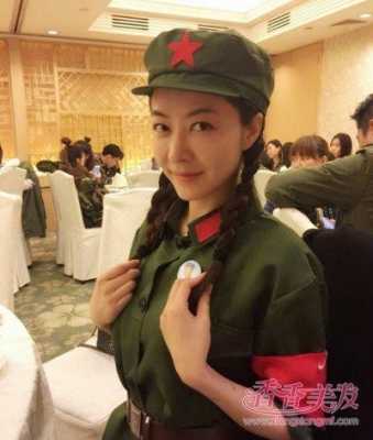 穿军装扎什么发型（穿军装扎什么发型好看）