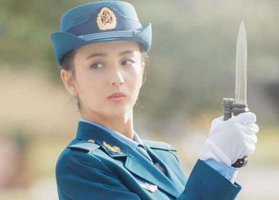 穿军装扎什么发型（穿军装扎什么发型好看）