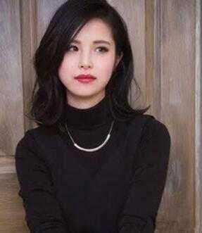 卷发配黑色原色还是染色好看,黑色头发适合烫什么卷发