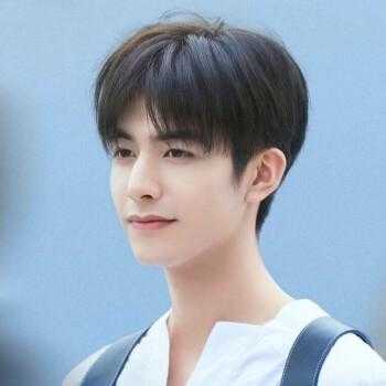 男中分两边怎么处理（中分碎发男怎么剪）