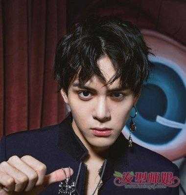 男中分两边怎么处理（中分碎发男怎么剪）