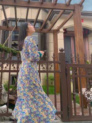 穿碎花长裙配什么发型（穿碎花长裙配什么发型好看）