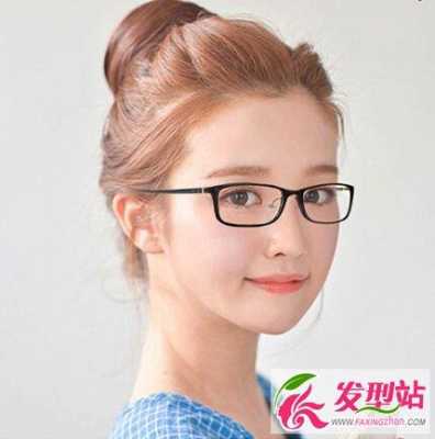 方圆脸戴眼镜怎么扎头发好看,