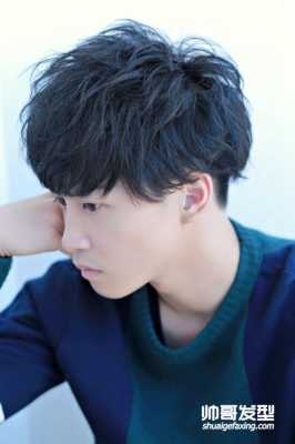 比较黑的男生什么发型（比较黑的男生什么发型好看）
