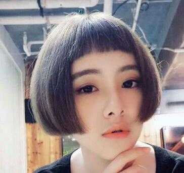 波波头长长了怎么办（我是波波头，但是刘海好厚，也很短，在眉毛上，好难看，可不可以剪成斜刘海啊，马上要上学了，急求）