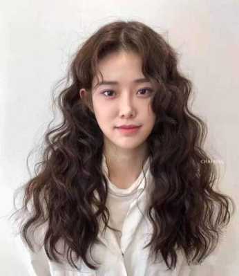 头发天生卷剪什么发型（头发天生卷剪什么发型）