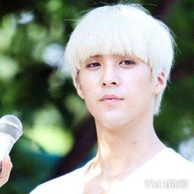 两鬓白发多适合发型,人瘦剪什么发型好看图片男人