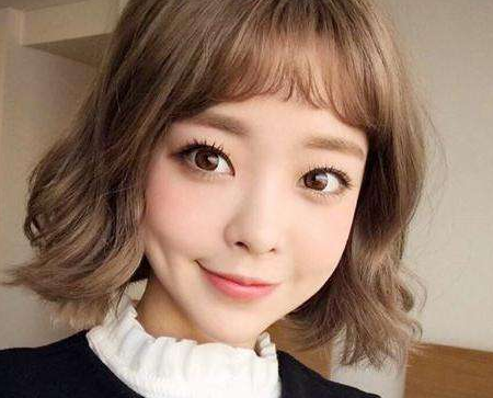 脸特别小适合什么发型（脸特别小适合什么发型女）