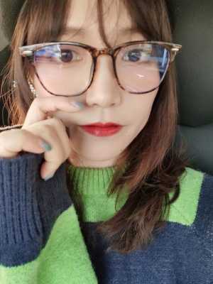 瘦脸适合带什么眼镜