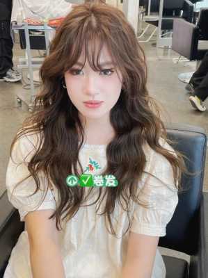 圆脸适合烫什么发型女（圆脸适合烫什么发型女2022图片）