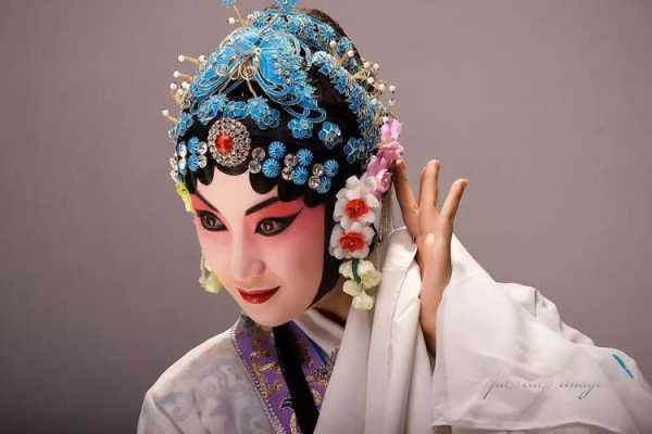 戴帽子梳什么头发（唱京剧时头上要戴帽子里面的头发怎么梳）