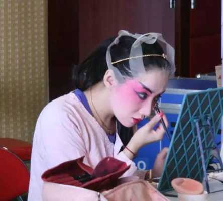 戴帽子梳什么头发（唱京剧时头上要戴帽子里面的头发怎么梳）