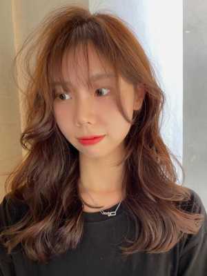 卷发染什么颜色好看女（卷发怎么染）