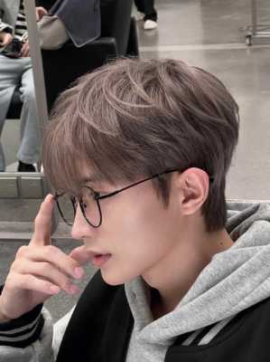 稍黑肤色的男生，最适合什么发色，显白,男生什么发色显白显年轻气质