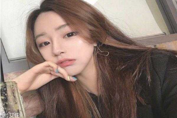 24岁染什么颜色头发（24岁染什么颜色头发显年轻）