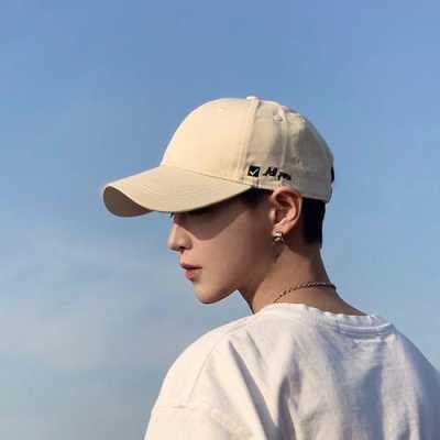 高个子脸长的男生带什么颜色的帽子好看,男鸭舌帽怎么戴好看图片