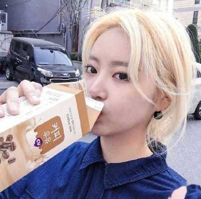 为什么女人染黄色好看,女生染什么颜色好看呢图片