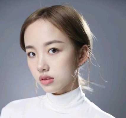 阿沁头发是什么颜色（阿沁头发是什么颜色的）