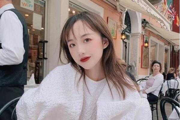 阿沁头发是什么颜色（阿沁头发是什么颜色的）