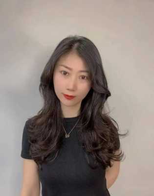 35岁什么发型显年轻（35岁圆脸剪什么发型显年轻）