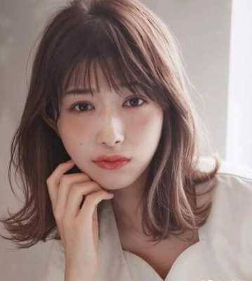 脸瘦适合什么发型女（脸瘦眼窝深,脸颊两边没肉,适合什么发型）
