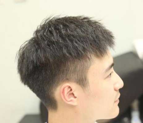 19岁适合什么发型男（19岁适合什么发型男生）