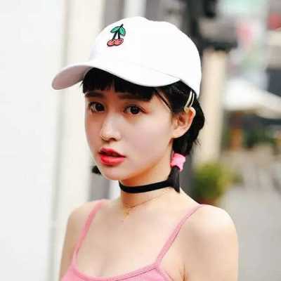 戴棒球帽怎么扎头发图（扎头发戴鸭舌帽怎么戴好看）
