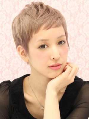 2017短发染发流行什么颜色（女五十八岁短发染发什么颜色的好看）