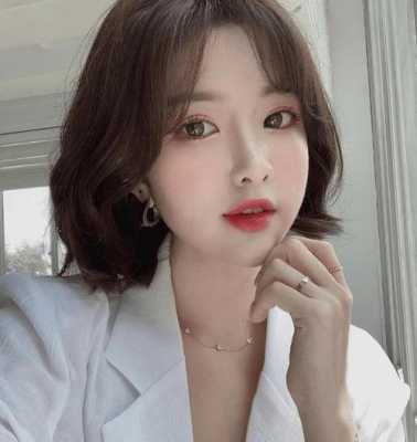 什么发型适合脸小的人（小脸女生适合什么样的发型）