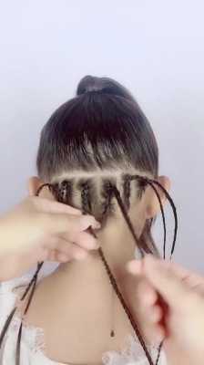小学生怎么扎头发简单好看（孩子头发炸的小刺猬一样怎么让变得原来顺顺的啊）