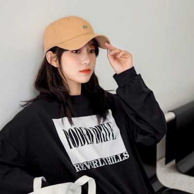 鸭舌帽怎么戴好看图片（头小的女生带什么帽子好看）