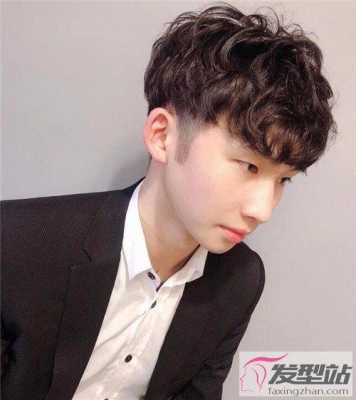 什么头发好看男生图片（男生头发自然微卷怎么变得自然直好看些）