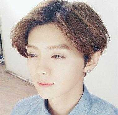 什么头发好看男生图片（男生头发自然微卷怎么变得自然直好看些）