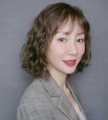 50岁烫什么发型好看（50岁女人烫什么发型最好看）