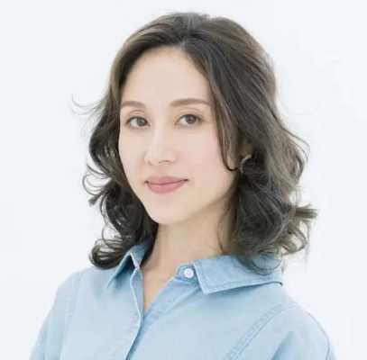 50岁烫什么发型好看（50岁女人烫什么发型最好看）