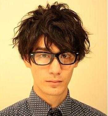 长脸男生烫什么发型好看（长脸自然卷头发男生适合什么发型）