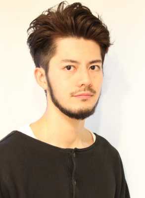 皮肤黑什么发型好看男（皮肤黑什么发型好看男生）