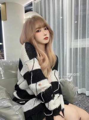 二十岁女生染什么颜色（二十岁女生染什么颜色头发好看）