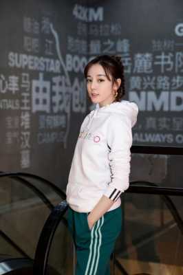 穿卫衣最适合扎什么头发,迪丽热巴的头发怎么扎好看