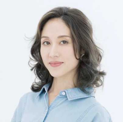 脸大的适合烫什么发型（60岁的女人脸大烫什么发型好）