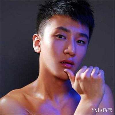 苹果脸适合什么发型男（苹果脸适合什么样的发型，【直中长发，是学生，不想烫染】）