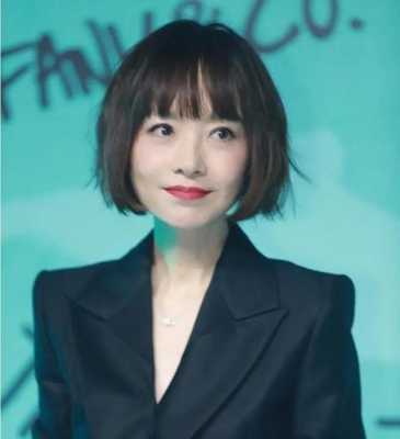 靠，头发耳朵两边会翘起来，急,鲁豫新发型怎么烫的