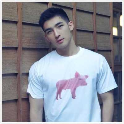 鸭梨脸适合什么发型男（鸭梨脸适合什么发型男生）