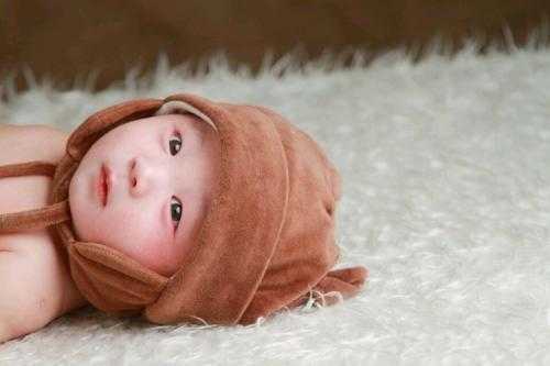 满月脸适合什么发型女（女宝宝满月理发怎么理）